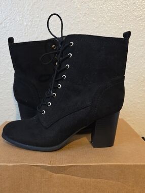 Women's Black Lace-Up Block Heel Ankle Boots